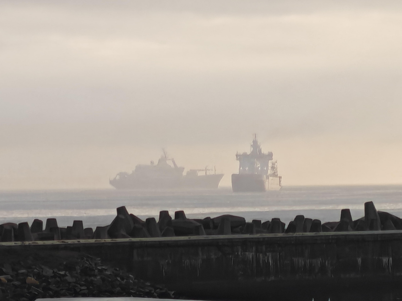 R/V Marion Dufresne and R/V Agulhas II meet each other outside of Cape Town.